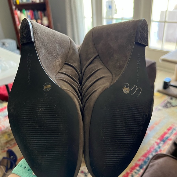 BCBG BCBGeneration Ankle Boot Gray Platform Suede Heels Size 8.5 Fall - Picture 6 of 8